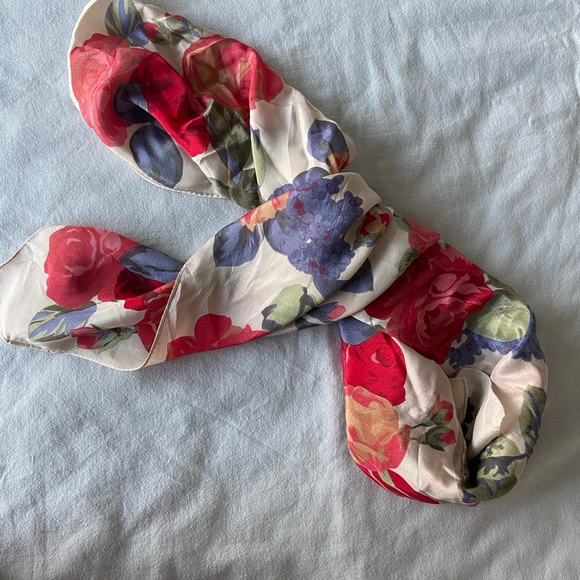 (3/$40) Vintage Liz Claiborne Silk Scarf - Picture 6 of 8